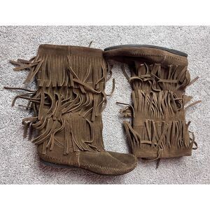 MINNETONKA MOCCASIN Boots Women Size‎ 6 Brown Suede Triple Fringe Pull On 1638